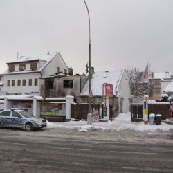 Požár zničil neobývaný dům v Sušici, jeden hasič se zranil