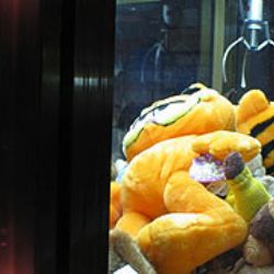 Před obchodem na Slovanech ukradli automat na hračky