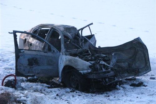 Foto: Při nehodě u Dobřan zemřel člověk a shořelo auto