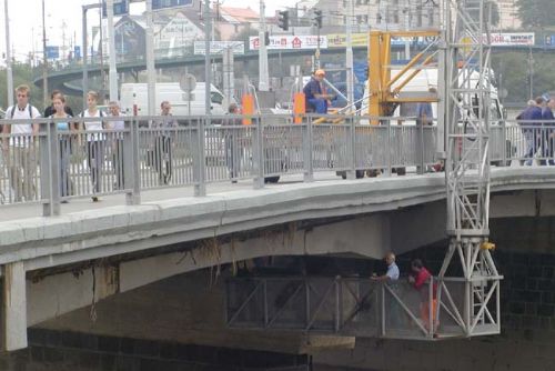 Foto: Opilá trojka zmlátila na mostě muže