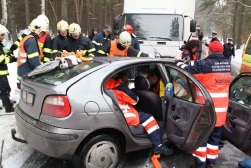 Foto: Řidička zůstala u Záluží zaklíněná pod náklaďákem