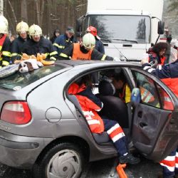 Řidička zůstala u Záluží zaklíněná pod náklaďákem
