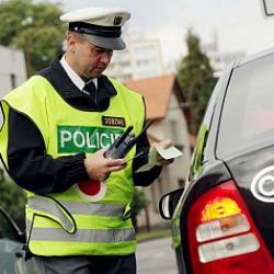 Řidičů, kteří nepatří za volant, je stále dost