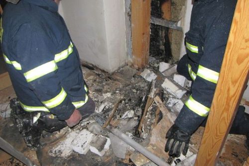 Foto: Rodinný dům v Sušici hořel od krbu 