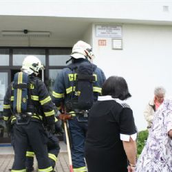 Seniory v Domažlicích vyhnal z bytů požár. Naštěstí cvičně