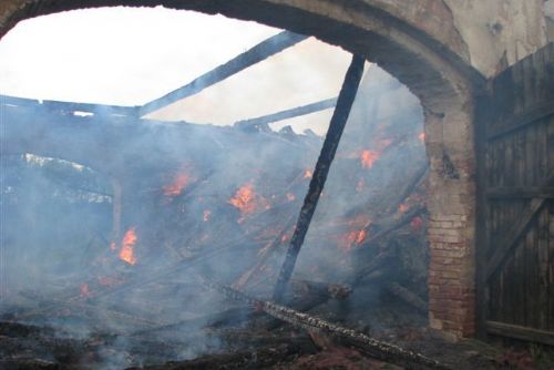Foto: Shořela stodola v Kunějovicích, škoda 370 tisíc