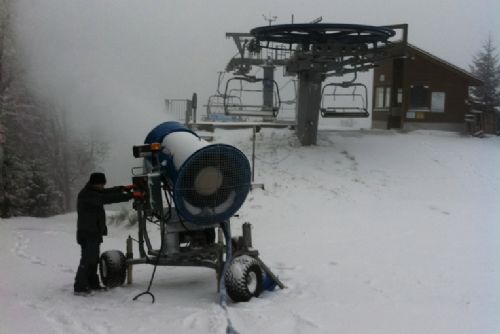 Foto: Špičák na Šumavě odpoledne spustil 20 sněžných děl