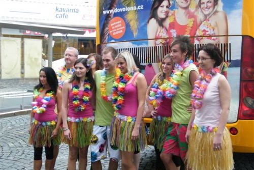 Foto: Stevardi Student Agency propagují v havajském oděvu exotickou dovolenou
