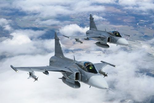 Foto: Stíhačky Gripen proletí nad kolonou vojenské techniky 