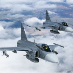 Stíhačky Gripen proletí nad kolonou vojenské techniky 