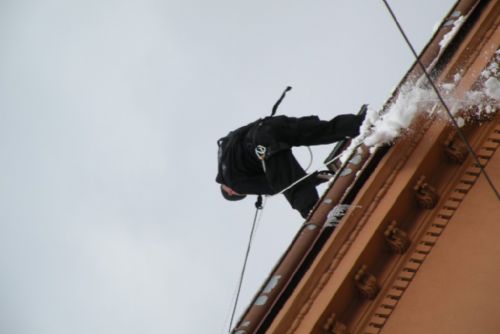Foto: Strážníci shazovali sníh ze střechy živnostenského úřadu