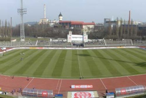 Foto: Brána borců plzeňského fotbalového stadionu půjde k zemi