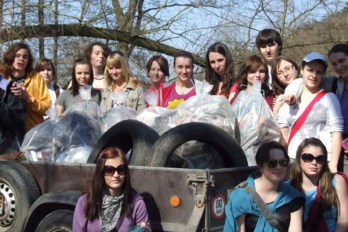 Foto: Studenti nasbírali u Berounky devět pytlů odpadu