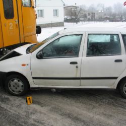 Těhotná řidička vjela v Trhanově pod vlak