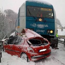 U Stoda srazil vlak auto, tlačil ho 500 metrů. Řidič zemřel
