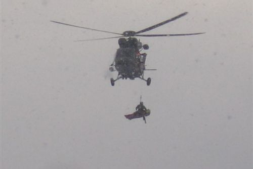 Foto: U Svojšína spadla žena ze skály, zachraňovaly ji dva vrtulníky
