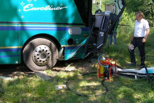 Foto: U Vysoké se srazil autobus s náklaďákem. Sedm zraněných