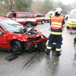 U Záluží se čelně střetla dvě auta