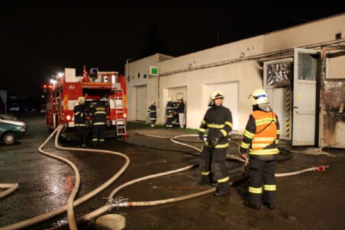 Foto: V autodílně školy v Křimicích hořelo, škoda dva miliony 