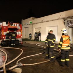 V autodílně školy v Křimicích hořelo, škoda dva miliony 