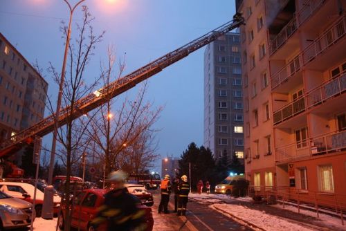 Foto: V bezbariérovém domě v Plzni hořelo, hasiči evakuovali postižené 