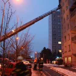 V bezbariérovém domě v Plzni hořelo, hasiči evakuovali postižené 