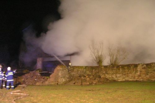 Foto: V Březíně hořela stodola, škoda 150 tisíc