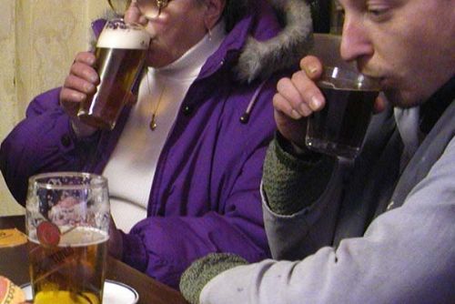 Foto: Výlohu rozbila žena sklenicí s pivem