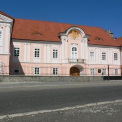 V Hrádku u Sušice otevřeli zrekonstruovaný zámek
