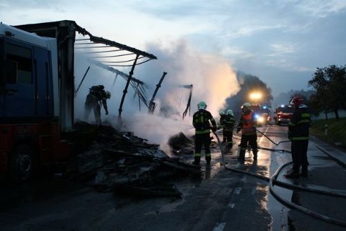 Foto: V kamionu u Plešnice shořelo 28 televizí, škoda 7,5 milionu 