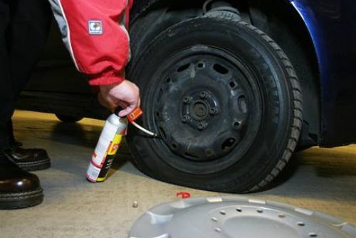 Foto: V Klatovech vandal poškodil devět nových pneumatik