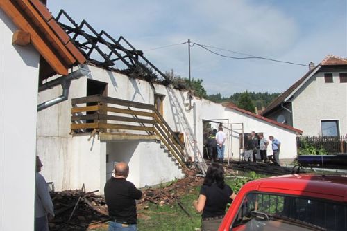 Foto: V Kovčíně hořel rodinný dům