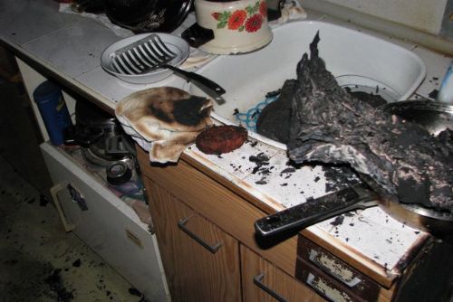Foto: V Lobzích hořel byt, záchranka odvezla zraněného