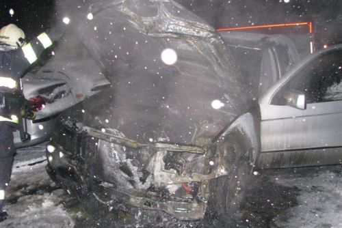 Foto: V Lobzích shořelo auto, škoda 300 tisíc