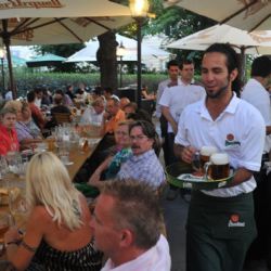 V nejhezčí zahradní restauraci v Rakousku čepují Plzeň z tanku
