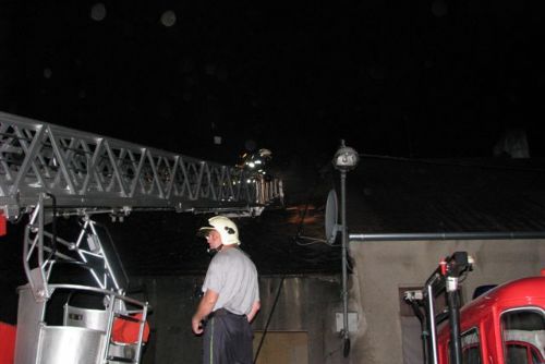 Foto: V Nýřanech hořel v noci na pondělí řadový dům