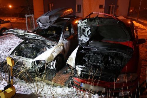 Foto: V Plzni hořela dvě auta, škoda milion