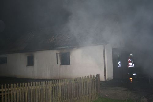 Foto: V Poběžovicích hořela garáž, škoda půl milionu 