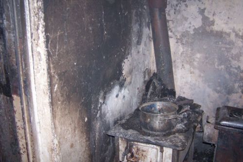 Foto: V rodinném domě v Kařezu hořelo, tři lidé se zranili