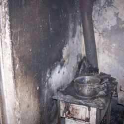 V rodinném domě v Kařezu hořelo, tři lidé se zranili