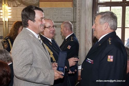 Foto: V Trojském zámku dostali medaile dva hasiči z kraje