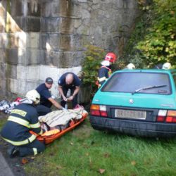V Železné Rudě bouralo auto. Řidiče odvezl vrtulník