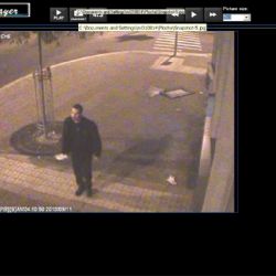 Vandal poničil v Plzni bankomat. Nepoznáte ho?