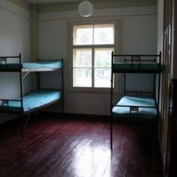 Ve Strašicích se vraťte na vojnu v ubytovně ve stylu kasáren 