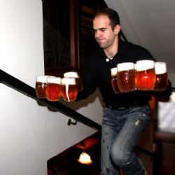 Výčepní z Plzně ukázali U Pinkasů, jak rychle obsluhovat