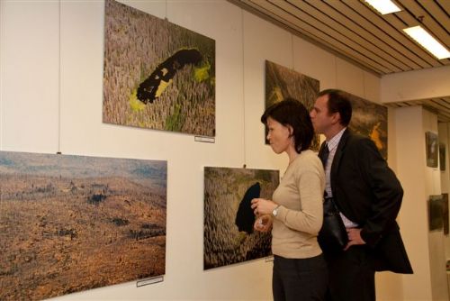 Foto: Výstava Zachraňme Šumavu se prezentuje v Bruselu