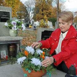 Z obchodů i stánků na Plzeňsku mizí dušičkové zboží