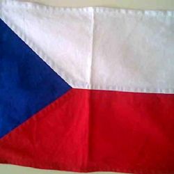 Z Plzně pluje do Prahy vor. Pohání ho klín s českou vlajkou