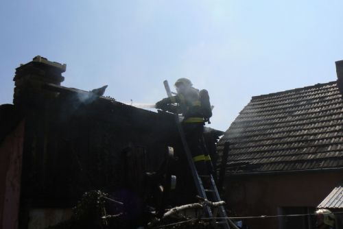 Foto: Žena v Nýřanech o požáru u svého domu nevěděla 