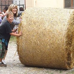Změřte své síly v soutěži válení balíků!